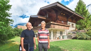 Res Abegglen (Flück Haustechnik AG) und Martin Gadient fanden mit Kreativität und Hartnäckigkeit die optimale Heizungslösung für das Haus.
